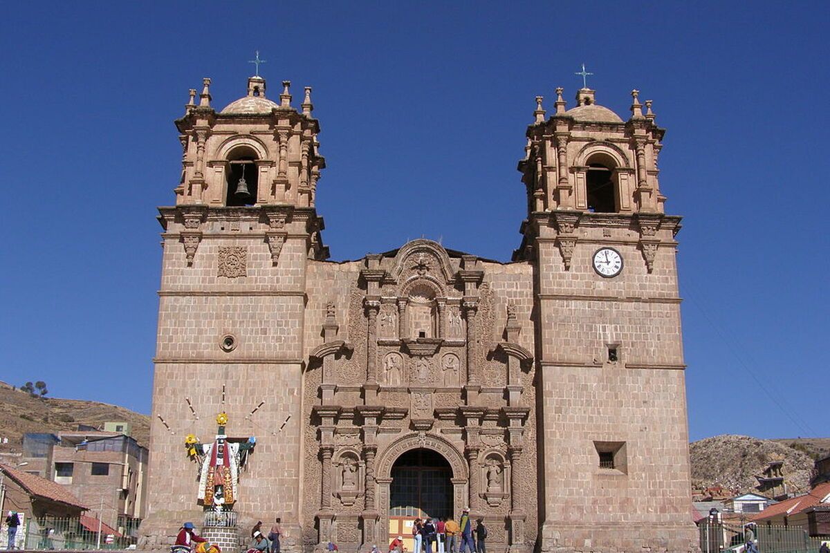 De barokke kathedraal in Puno