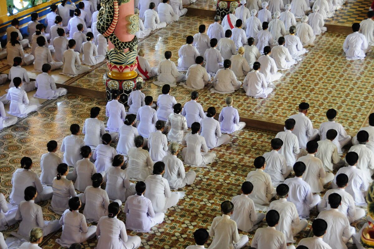 Gelovigen in witte gewaden