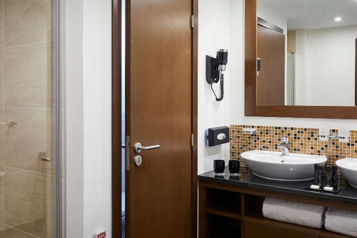 Badkamer van 'Tweepersoonskamer Deluxe Swim Up'