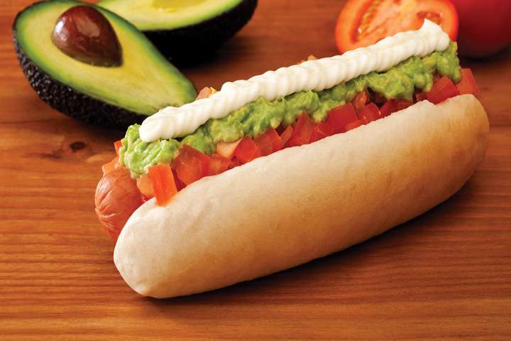 De completo italiano met ingrediënten in de kleuren van de Italiaanse vlag