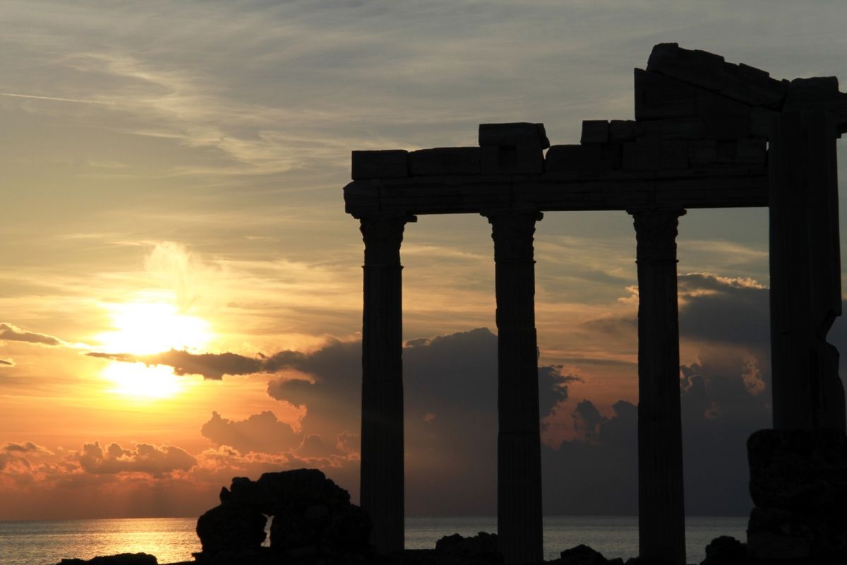 Zonsondergang in de tempel van Apollo in Side, Turkije