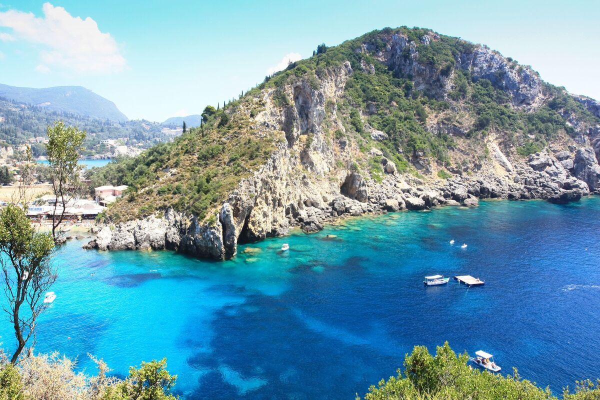 De baai van Paleokastritsa op Corfu