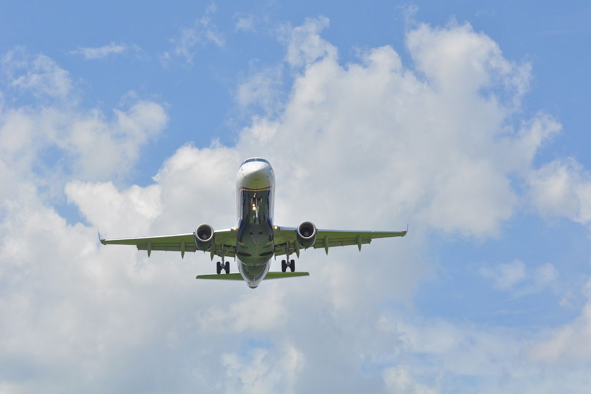 Vliegtuig in de lucht, luchthaven Helsinki