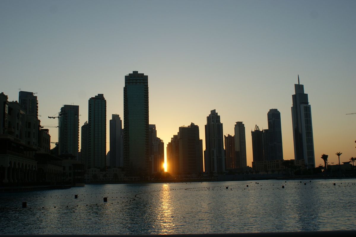 Dubai by night, hoge gebouwen