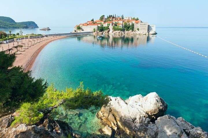 Het kleine schiereiland Sveti Stefan
