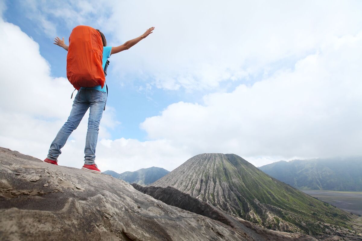 Backpacker op rand vulkaankrater, Indonesi�