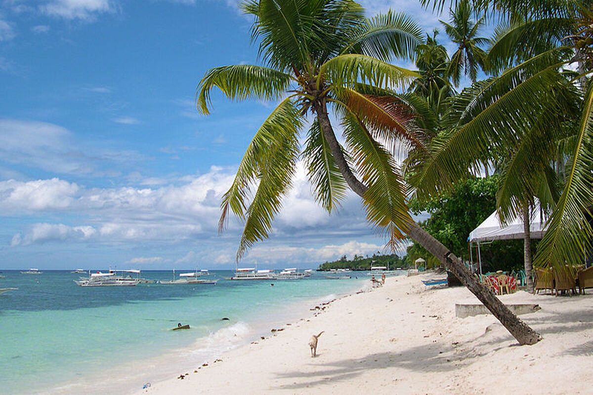 Wit strand aan de Filipijnen