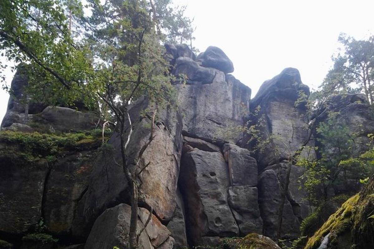 Stenen rotswand met uitgehouwen trappetjes