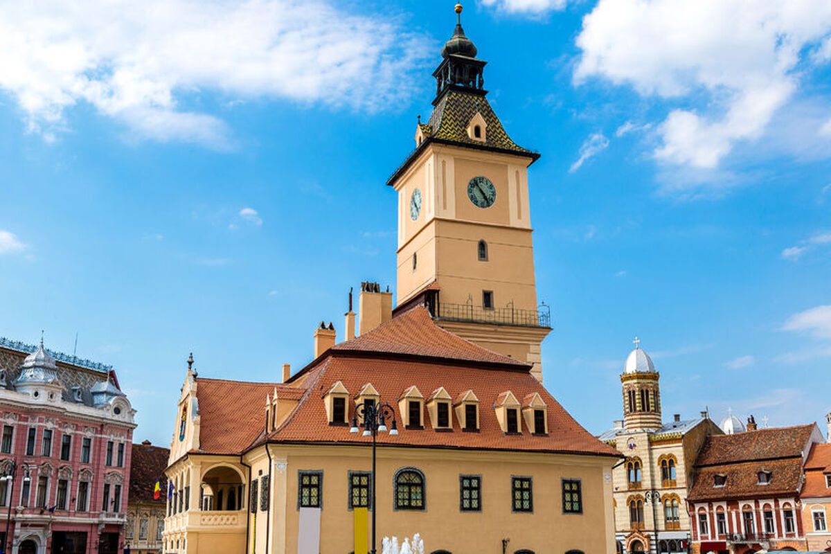 Het raadhuis van Brasov op het marktplein Piata Sfatului