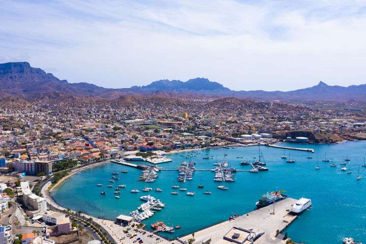 De haven van Mindelo, de hoofdstad van São Vicente