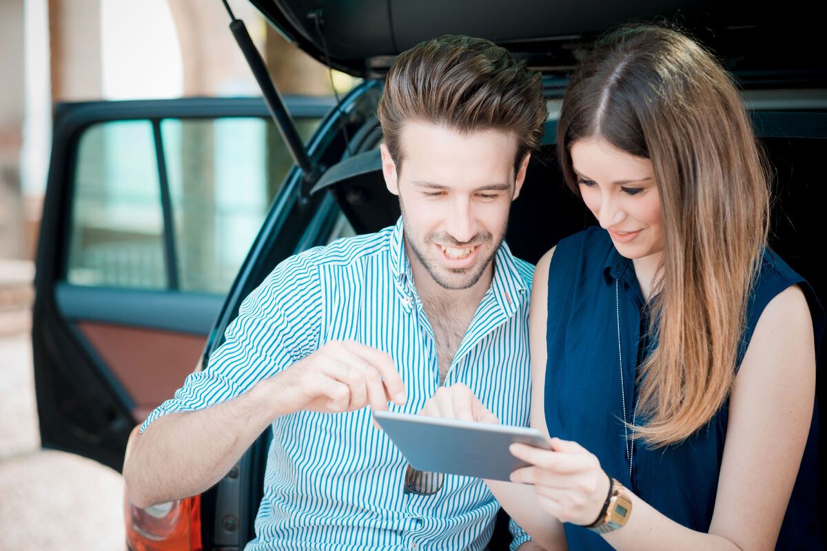 Een stel met een tablet