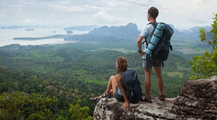 Backpackers kijken uit over een mooi gebied