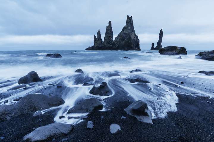 Reynisdrangar kliffen tijdens grijzig weer