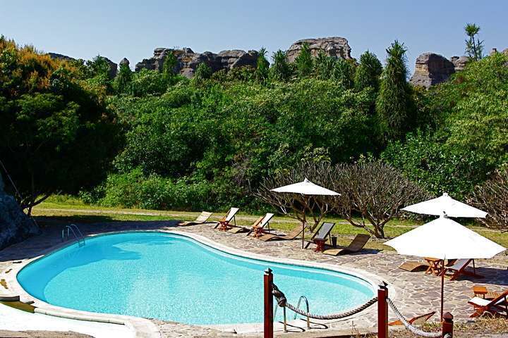 Het zwembad biedt een rustige plek om te ontspannen midden in de natuur