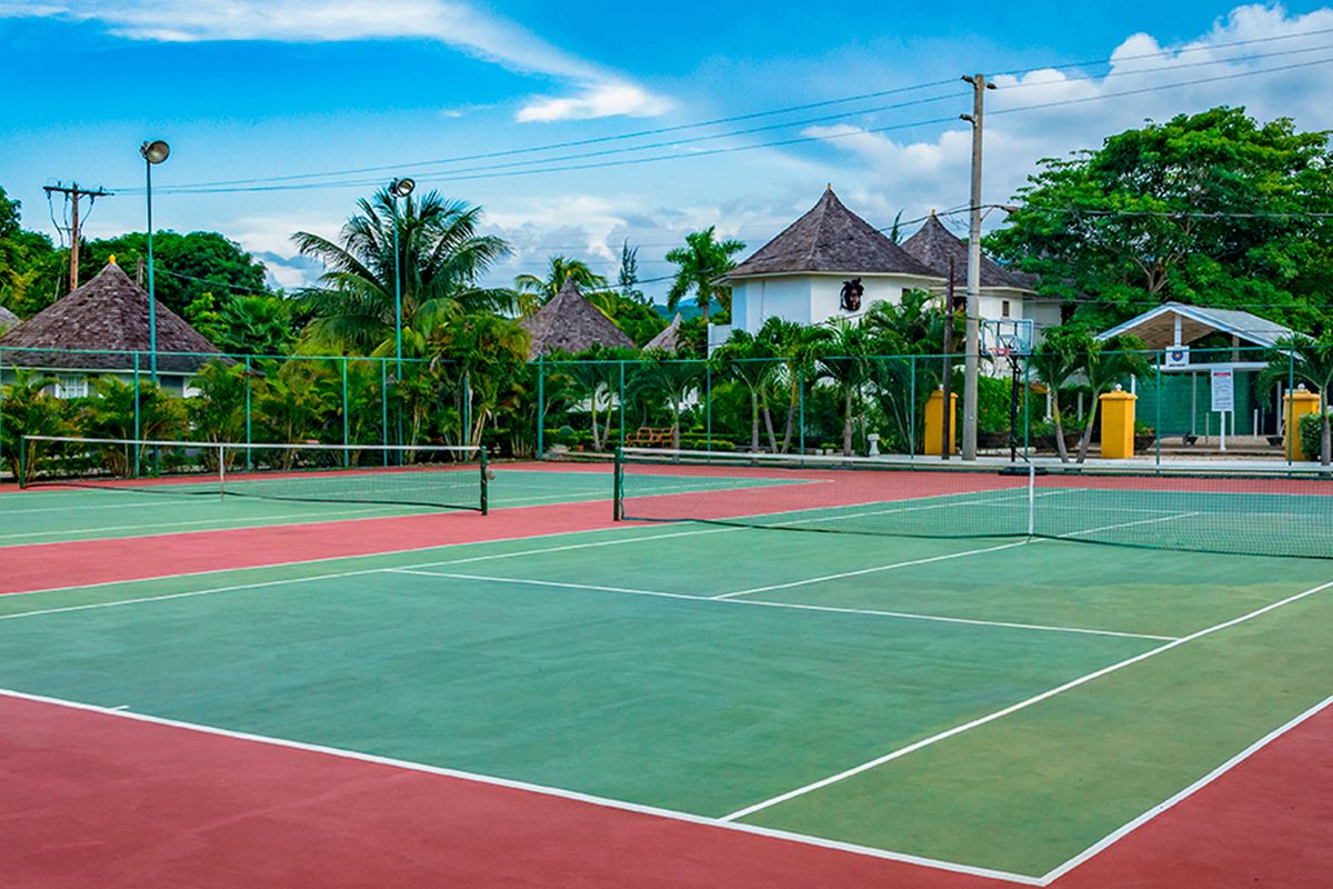 Tennisbaan bij het resort