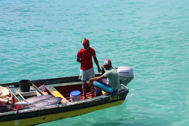 Vissersbootje bij  de pier van Santa Maria