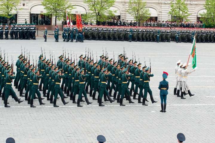 Een militaire optocht met de vlag voorop