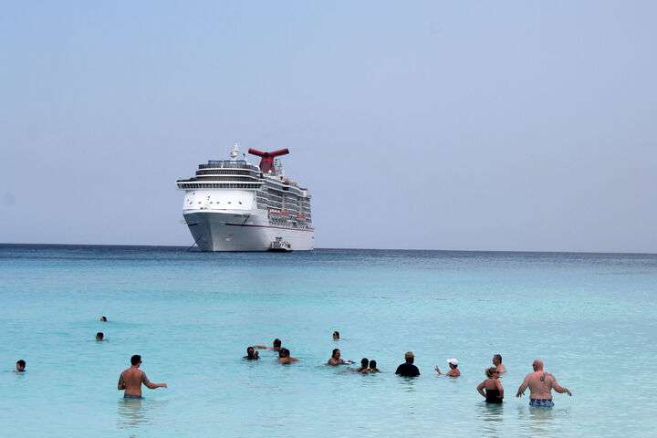 Carnival Cruises Line bij privé eiland Half Moon Cay