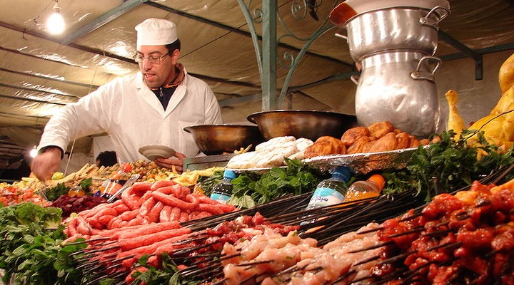 Marokkaanse marktkraam met vlees