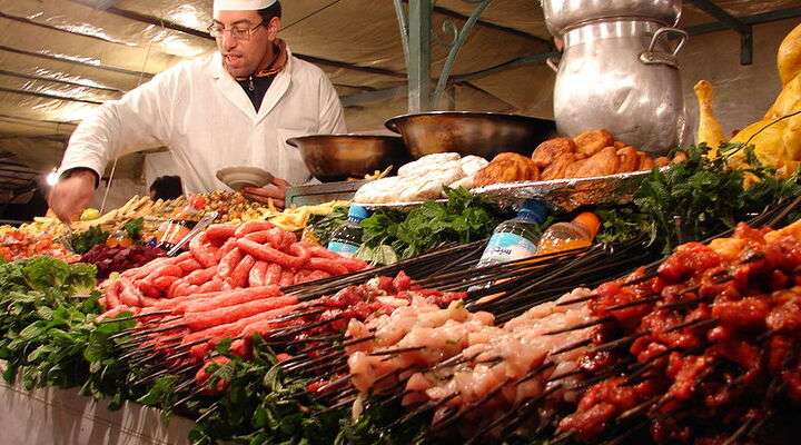 Marokkaanse marktkraam met vlees