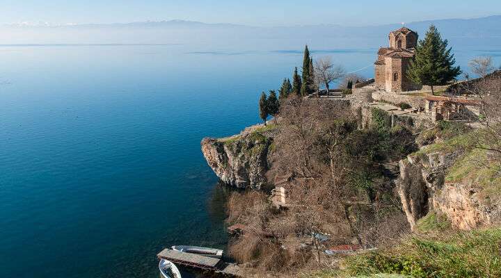 Kerkje boven het meer van Ohrid