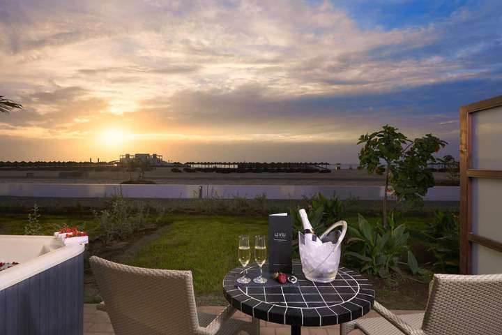 Terras met jacuzzi van 'Tweepersoonskamer Zeezicht met Jacuzzi'