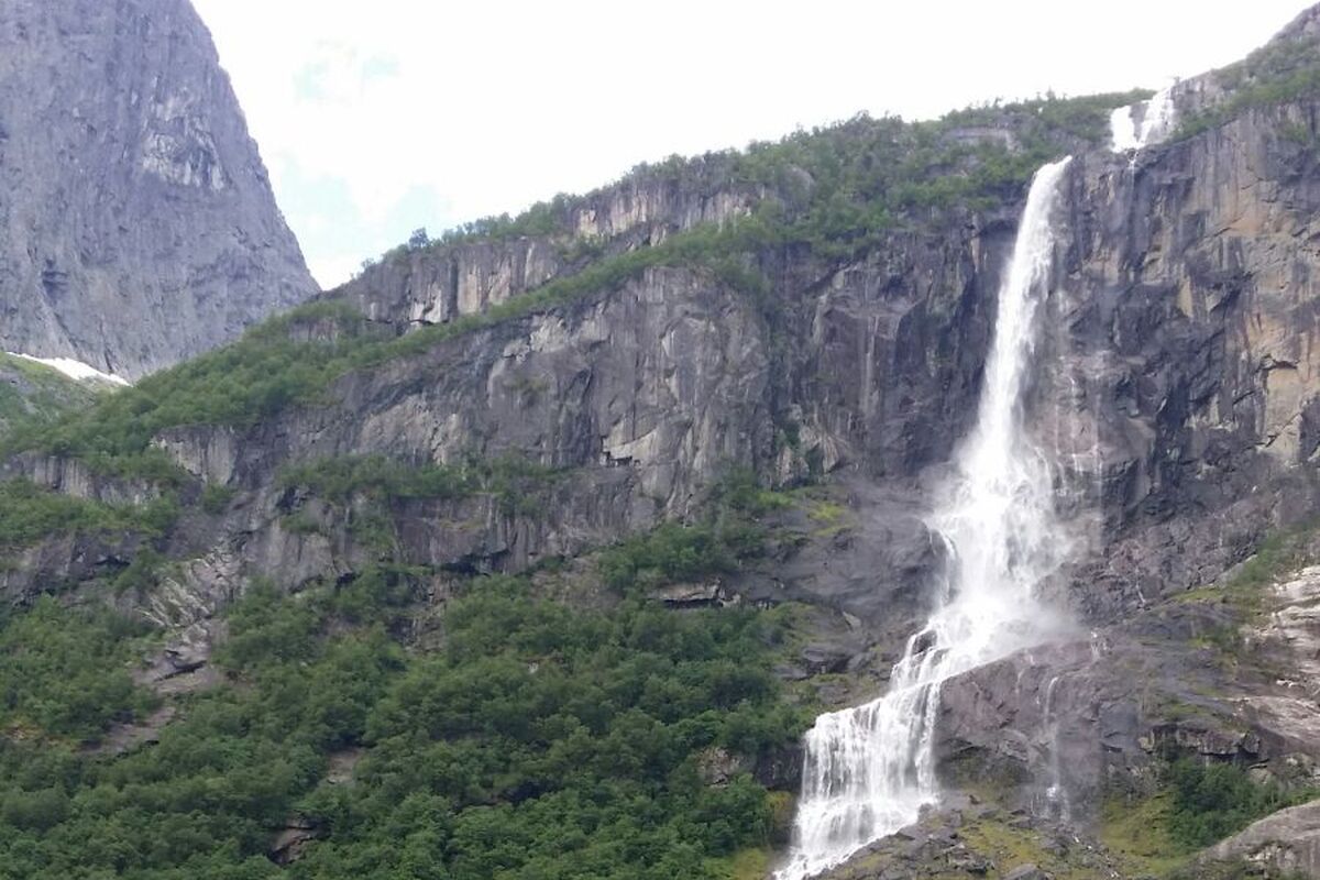 Waterval in de bergen van Noorwegen