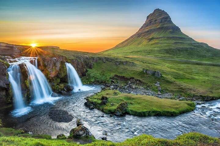 De Kirkjufellsfoss waterval met op de achtergrond de Kirkjufell berg