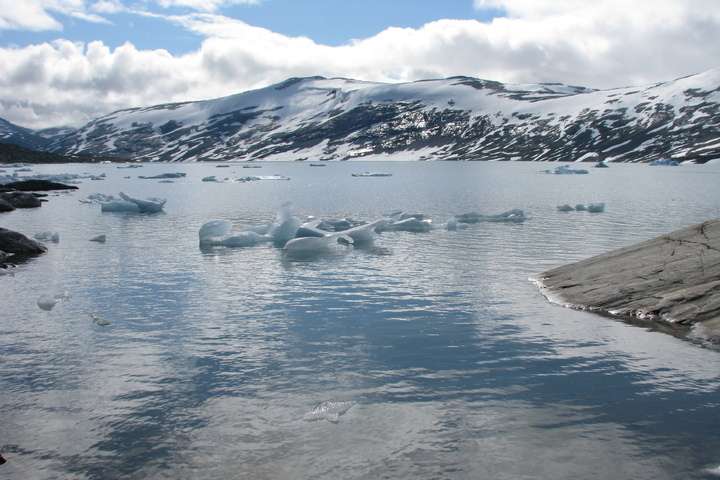 Kajakken door het ijskoude water en tussen besneeuwde bergen