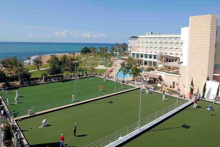 Constantinou Bros Athena Royal Beach Hotel tennisbaan
