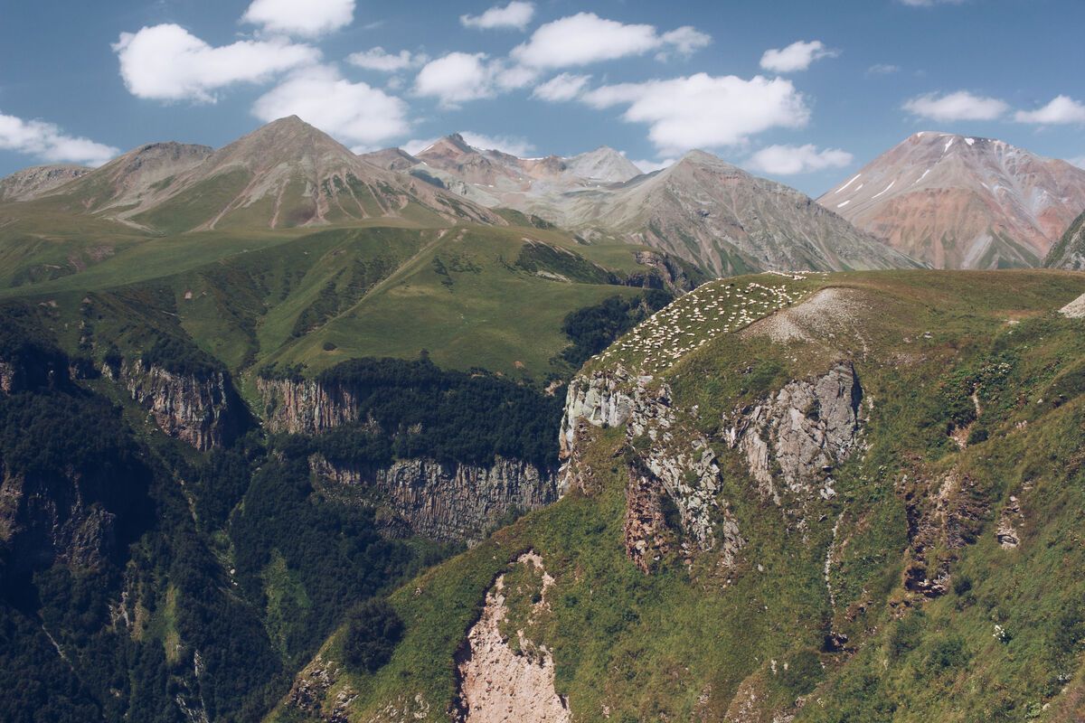 de Kaukasus bergen op de achtergrond 
