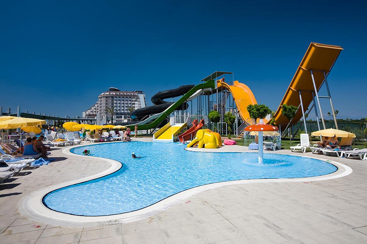 Een van de zwembaden bij Saturn Palace