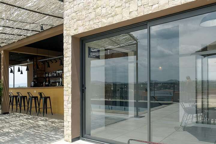 Het dakterras beschikt over een bar