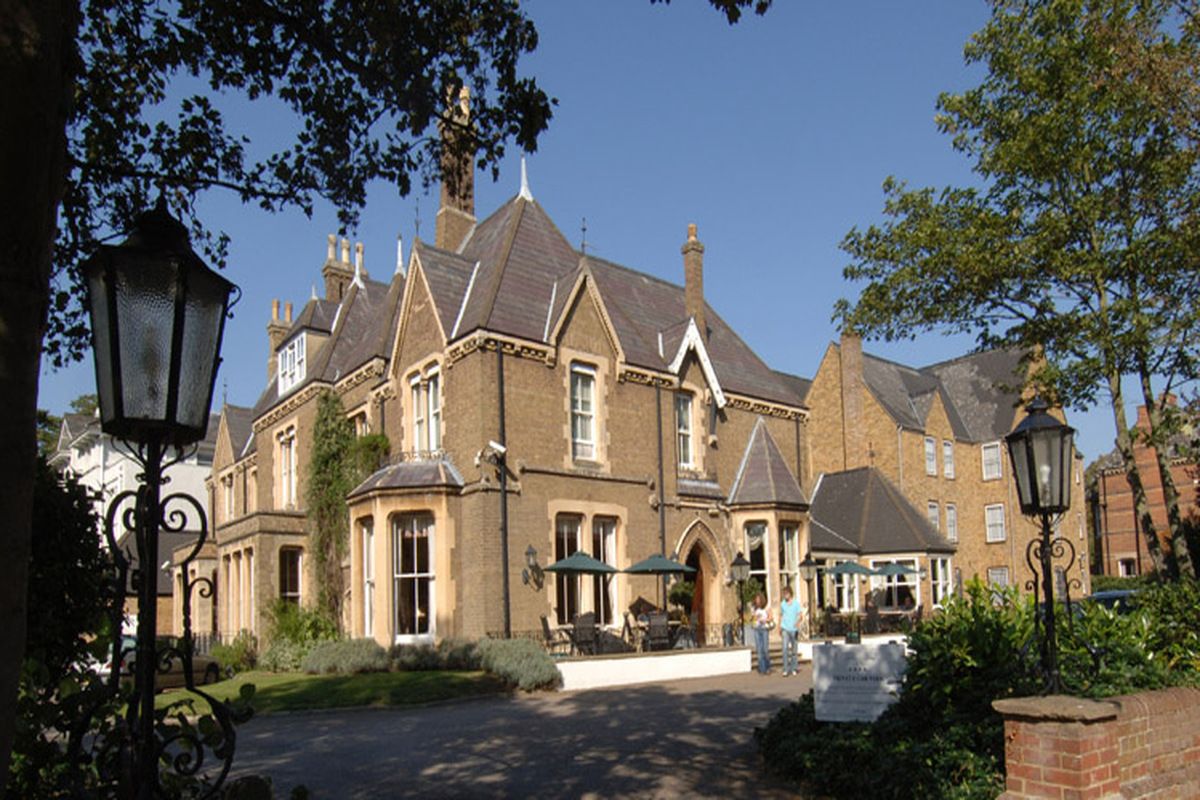 Het vooraanzicht van Cotswold Lodge Classic Hotel