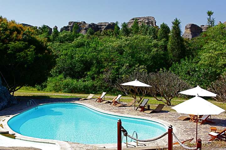 Het zwembad biedt een rustige plek om te ontspannen midden in de natuur