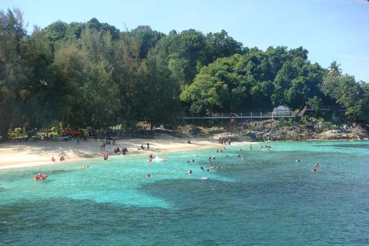 Blauwe water en strand Redang