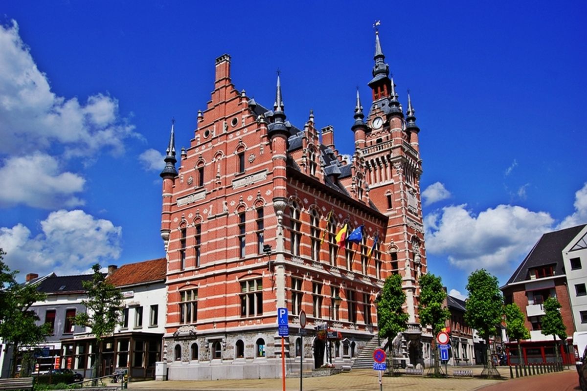 Het imposante gemeentehuis