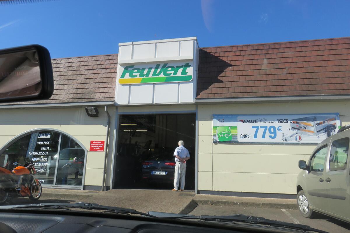 Om twee uur 's middags bij de FueVert autogarage