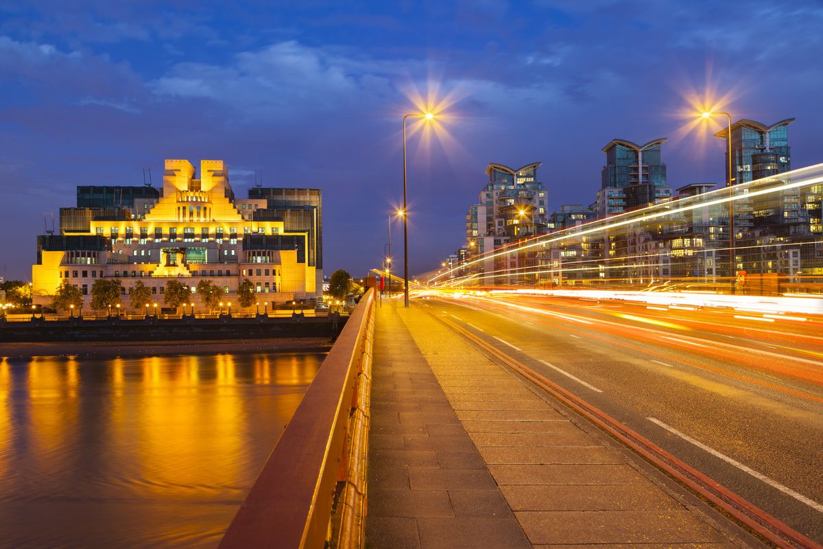 Vauxhall Bridge met op de achtergrond MI6