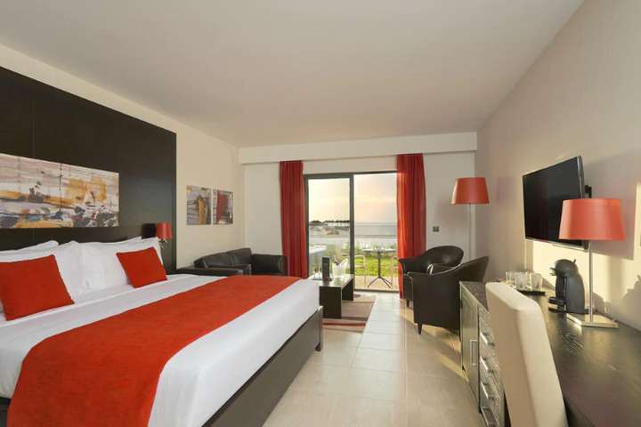 Slaapkamer van 'Tweepersoonskamer Zeezicht met Jacuzzi'