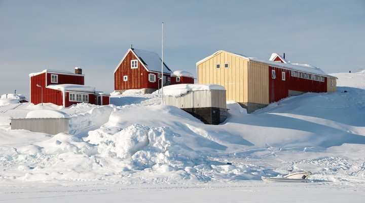 Inuit dorp in een besneeuwd landschap