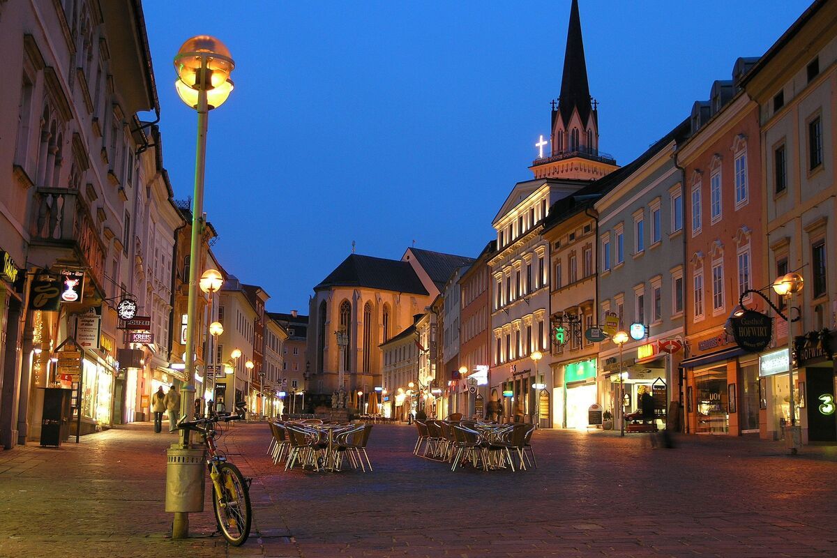 Centrum Villach in de avond, Oostenrijk