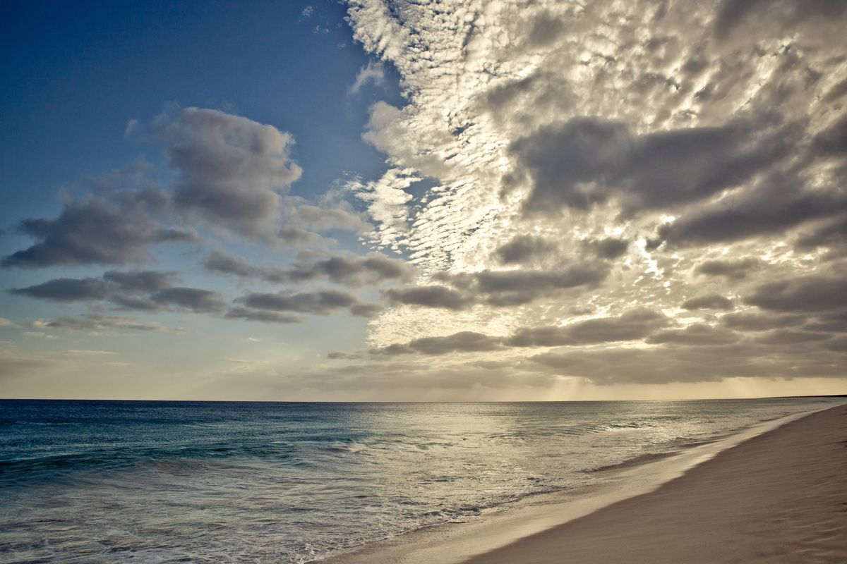 Wolken boven het Kaapverdische strand