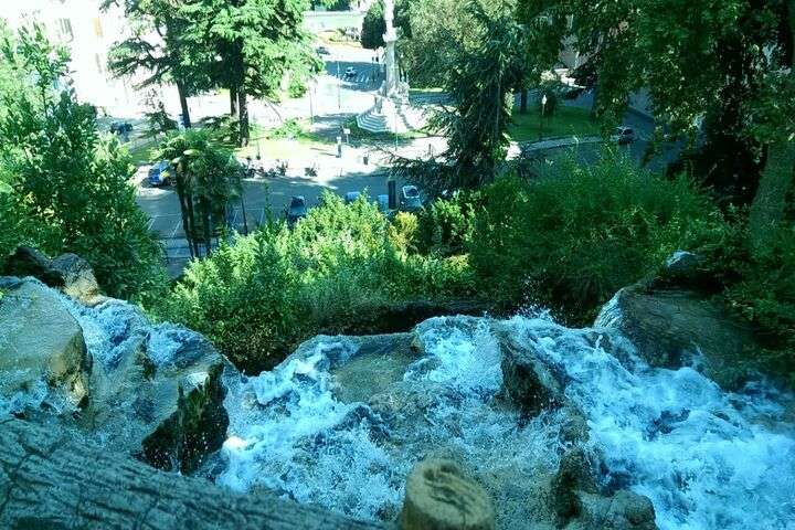 Gedeelte van de waterval en het plein