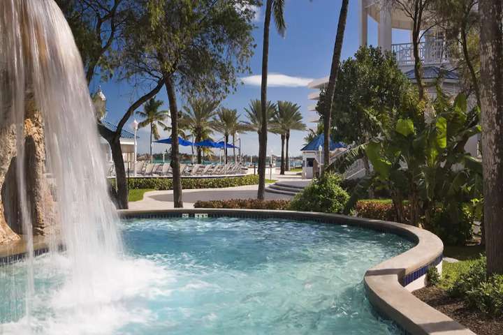 Zwembad met waterval Melia Nassau Beach