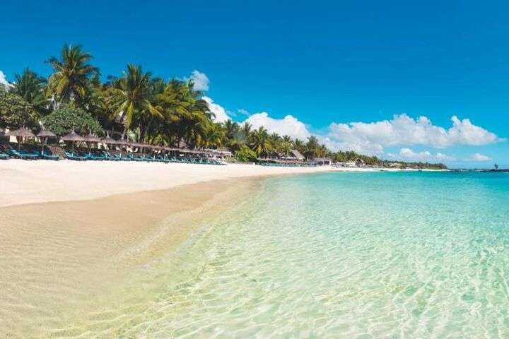 Het witte zandstrand