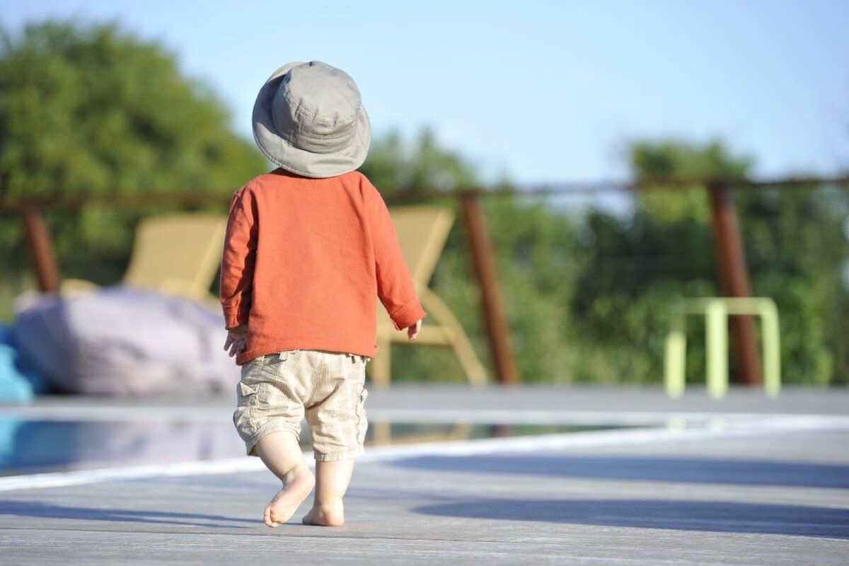 Jong kind in kindvriendelijk hotel