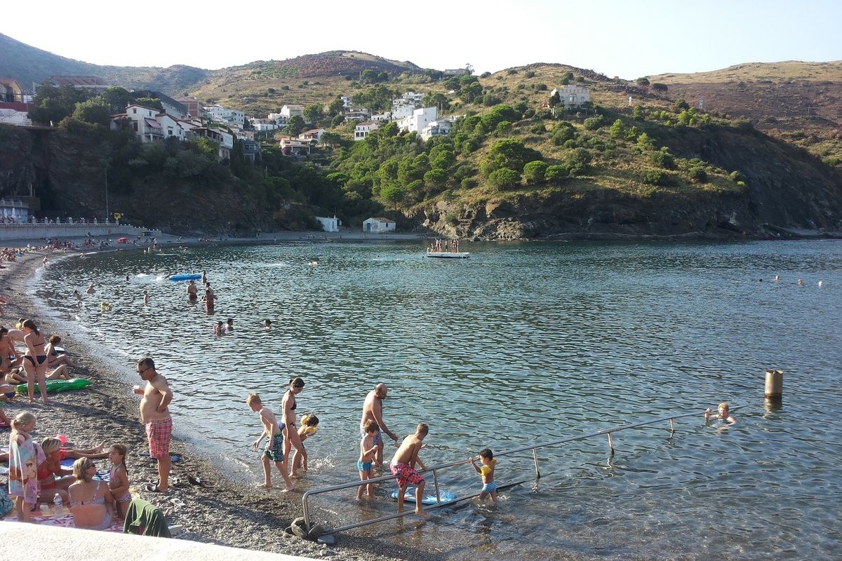 Het drukke strand bij Portbou