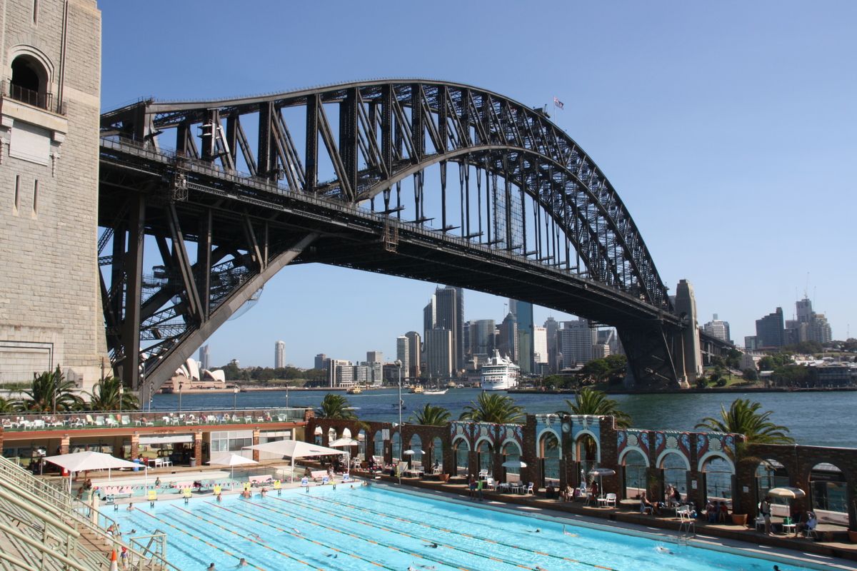Olympisch zwembad onder de Harbour Bridge