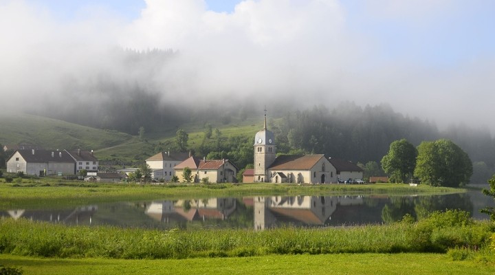 Abbaye in de mist in de Jura